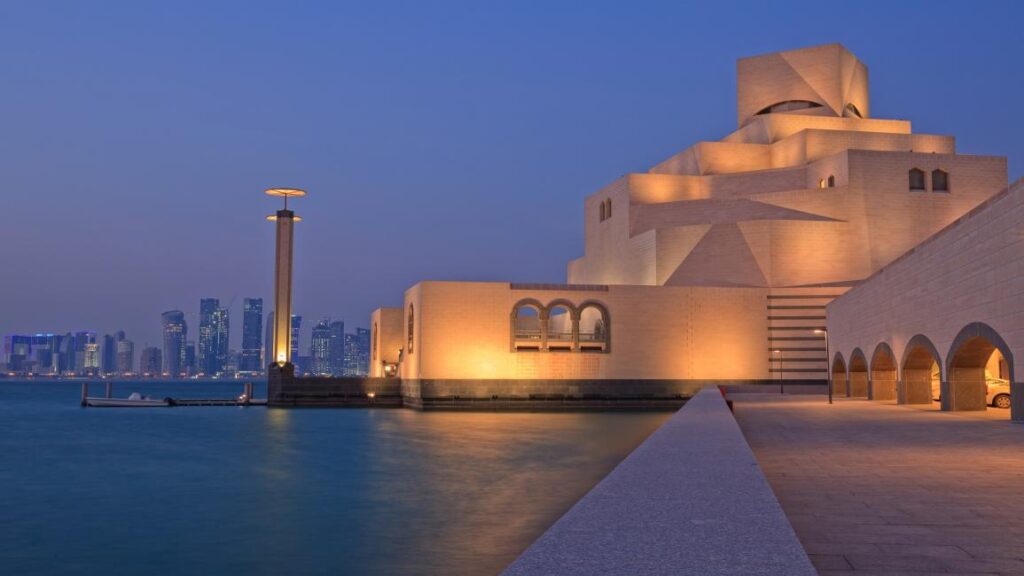 متحف الفن الإسلامي في الدوحة بإطلالة على كورنيش الدوحة وحديقة MIA Park