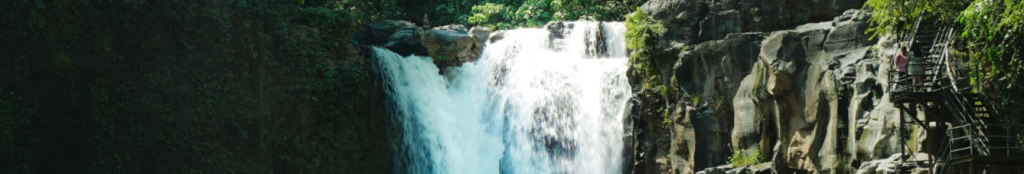 🌊 شلال تيجينونجان (Tegenungan Waterfall – Bali)