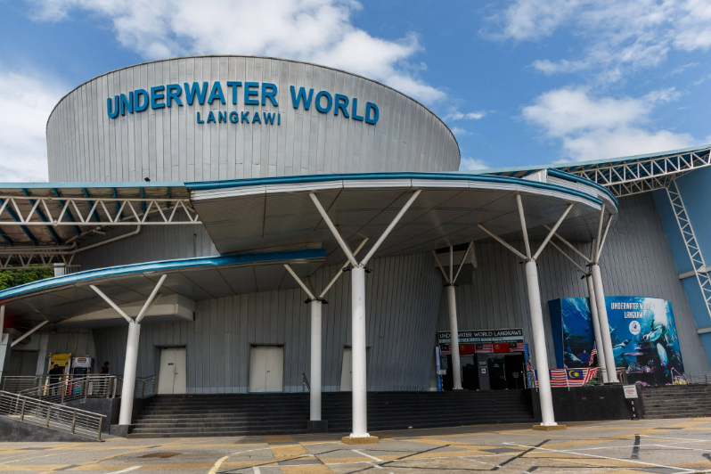 نفق زجاجي تحت الماء في Underwater World Langkawi لنكاوي مع أسماك ملونة وسلاحف