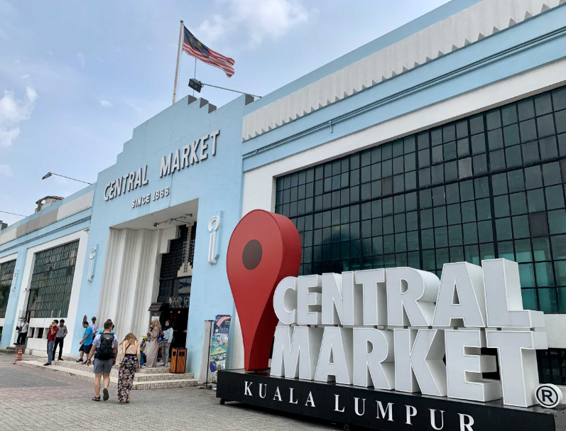السوق المركزي في كوالالمبور بواجهته الزرقاء الأيقونية ولوحة Central Market قرب محطة Pasar Seni