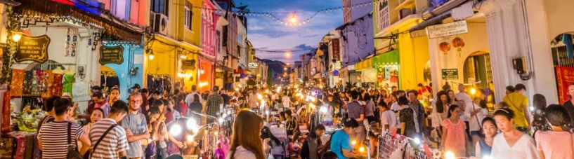 مدينة بوكيت القديمة — شارع ثالانغ ليلًا وأضواء المحلات