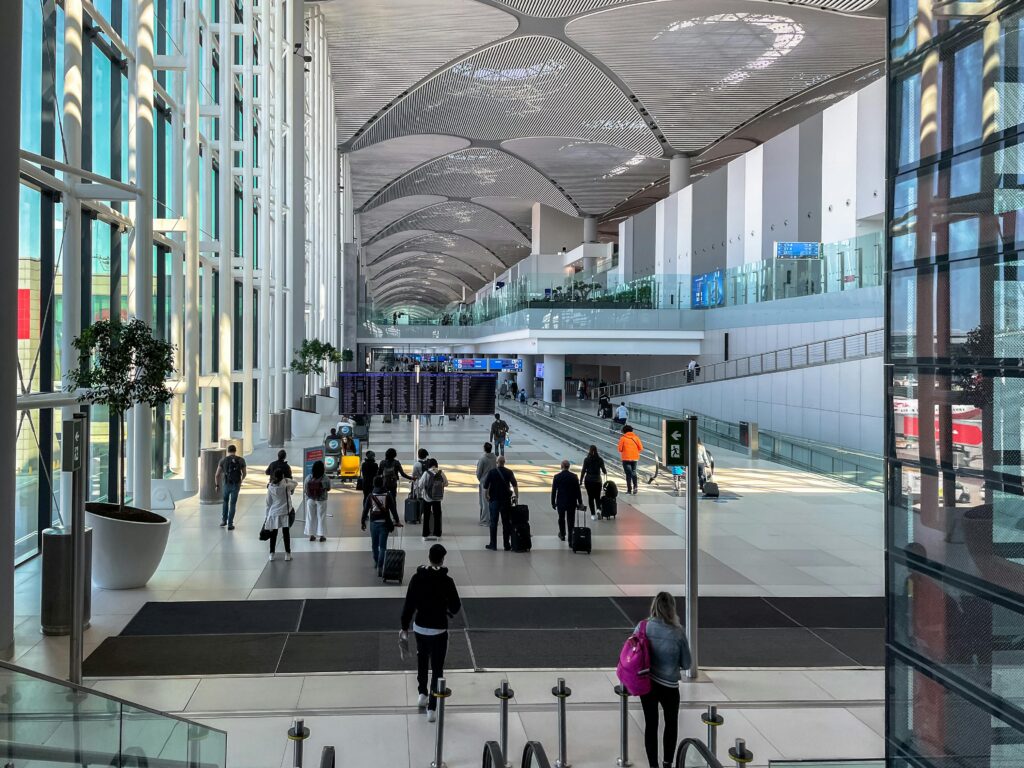 دليل مطار إسطنبول الدولي (IST) 2025: الموقع على الخريطة، طرق الوصول (مترو M11، باصات Havaist، التاكسي)، الخدمات المجانية والمدفوعة، الفنادق القريبة، ونصائح السفر للمسافرين من وإلى تركيا.