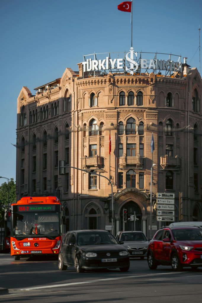2025 guide to the Hop-On Hop-Off bus in Istanbul: routes & top stops, 24h/48h tickets & prices, audio guide details, how it works, tips & FAQ.