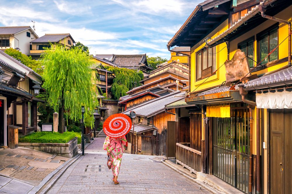 🏨 Where to Stay in Japan 2025: Tokyo, Kyoto & Osaka