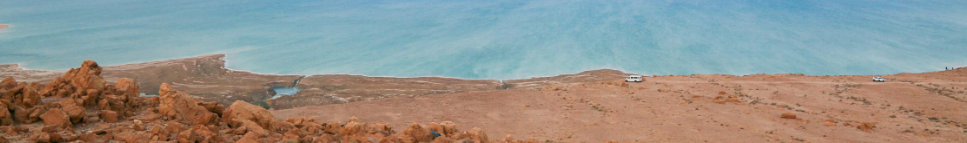 شاطئ البحر الميت مع تدرجات الأزرق والجبال الخلفية