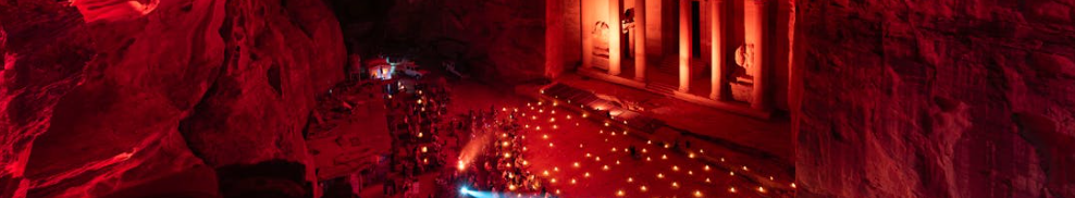 الخزنة مضاءة بالشموع خلال «البتراء ليلاً»
The Treasury lit by candles during Petra by Night