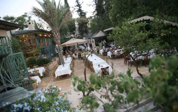 مشاوي فخر الدين على الفحم مع مزّات لبنانية على المائدة