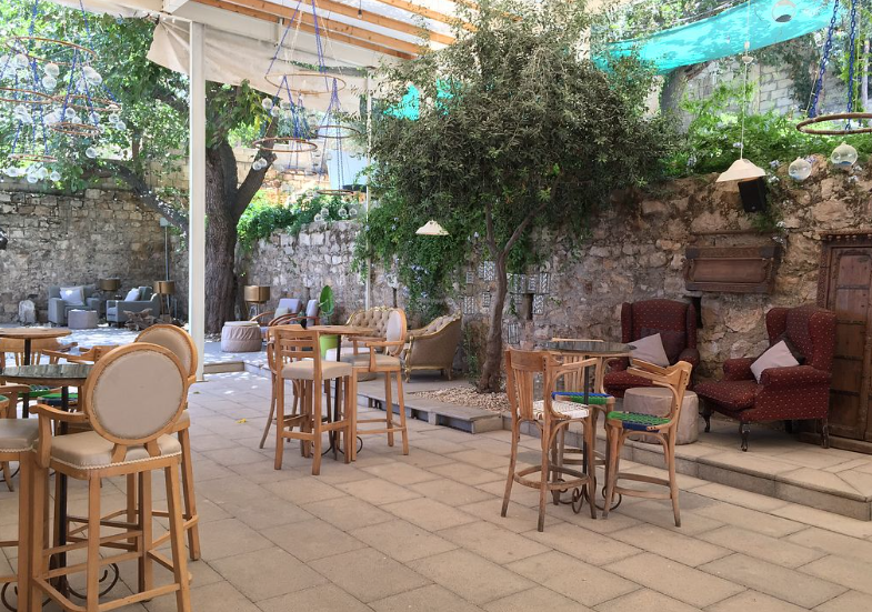 واجهة شمس البلد في جبل عمّان محاطة بالنباتات