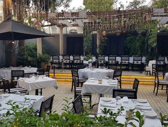 ديكور داخلي كلاسيكي دافئ في مطعم روميرو