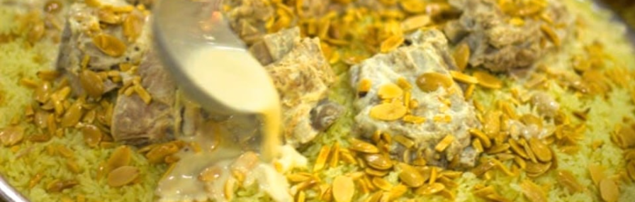 تشريب الجميد للمنسف في احدى أفضل مطاعم عمّان