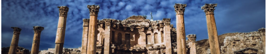 أعمدة معبد أرتميس الشاهقة في جرش تحت سماء صافية