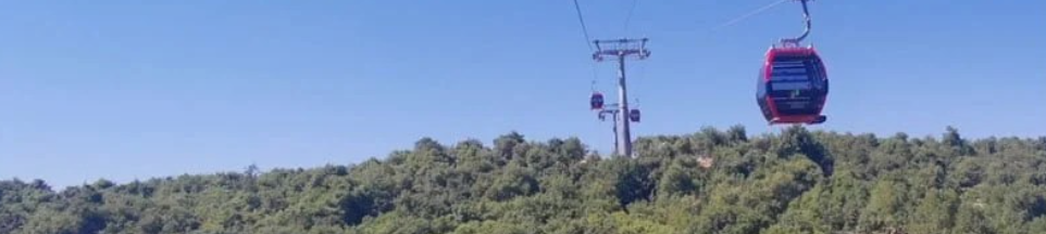 عربة تلفريك عجلون معلّقة فوق التلال الخضراء