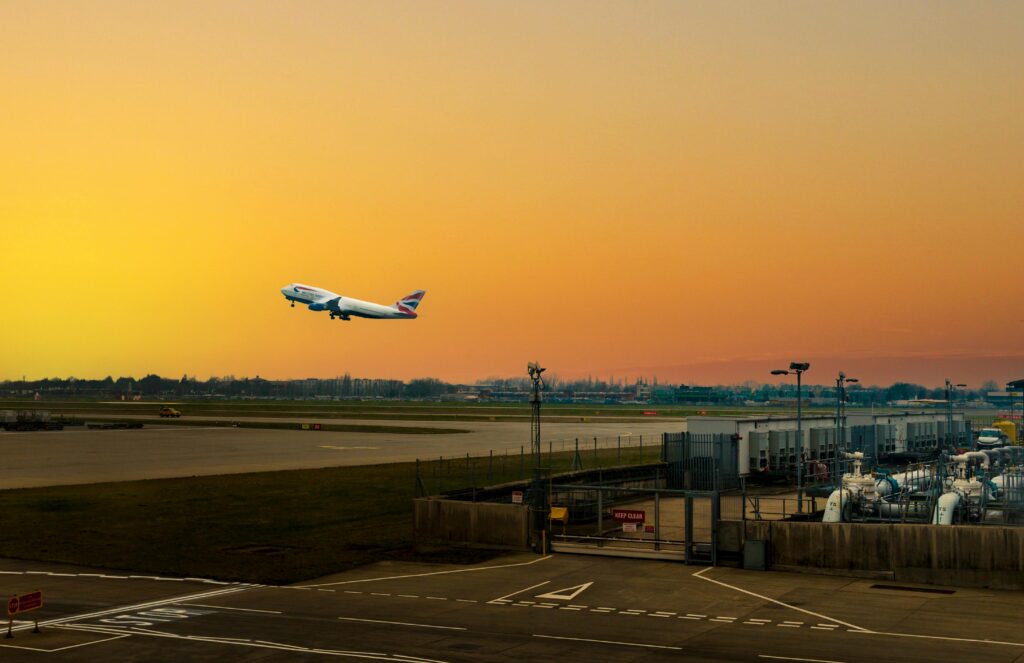 مطار هيثرو لندن – Heathrow (LHR) دليل الوصول 2025
