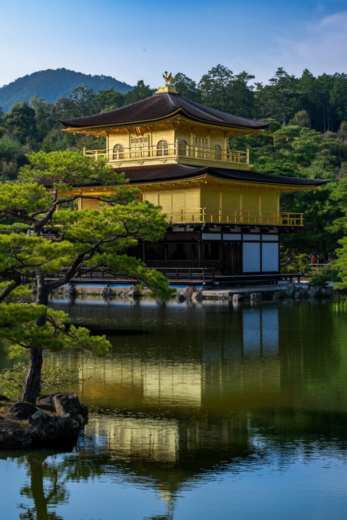 المعبد الذهبي كيوتو 2025 — Kinkaku-ji الجناح الذهبي ينعكس على البحيرة
