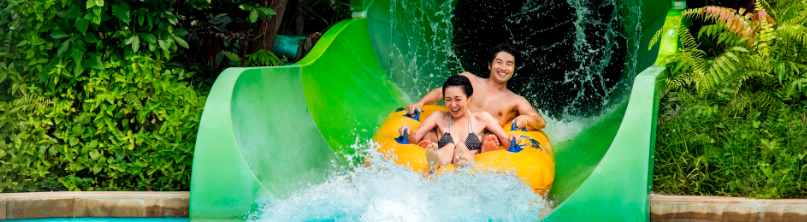 منزلقات مائية ونهر الكسالى في Adventure Cove Waterpark سنغافورة