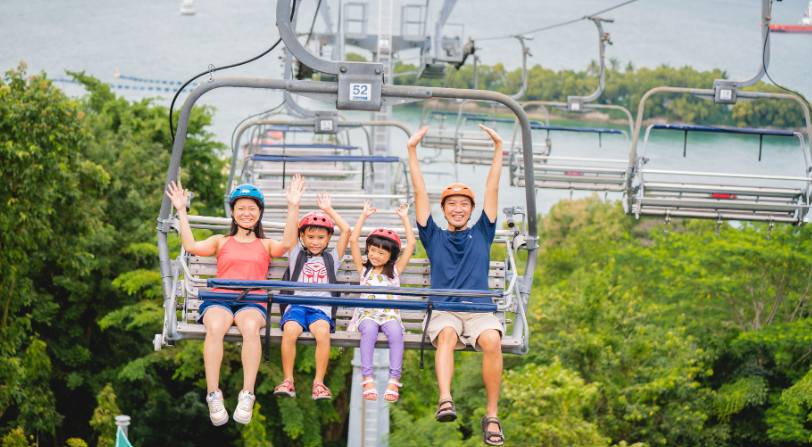 مقاعد Skyride الهوائية تصعد فوق مسارات اللوج بمناظر سنتوسا Skyline Luge Sentosa
