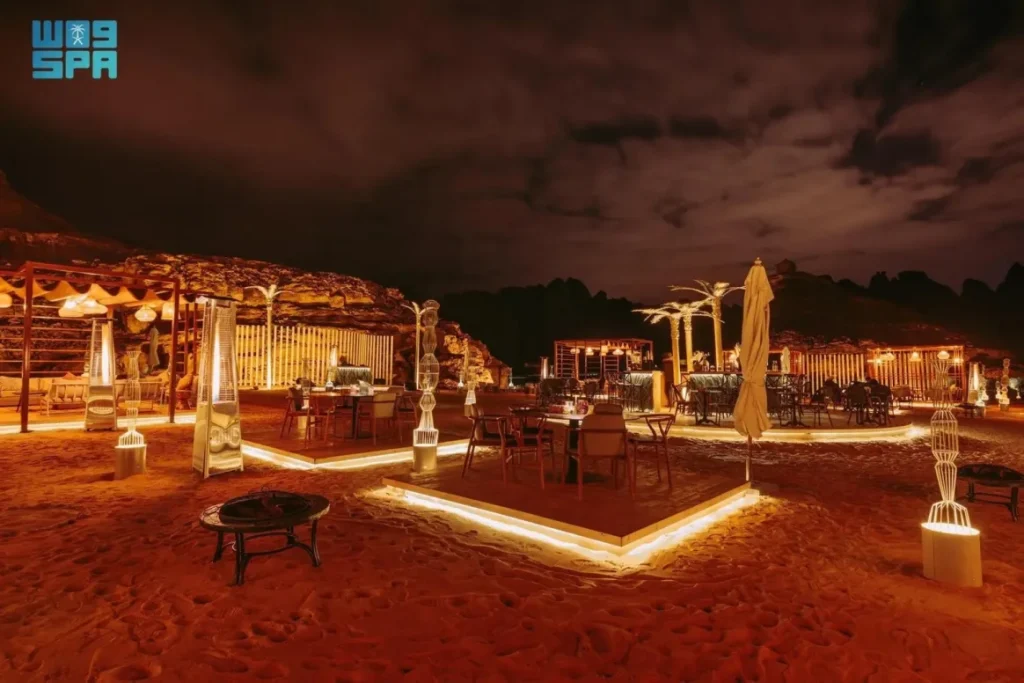 الاضائات المميزة والهواء الطلق الذي يغير من كل شي في حياتك في جلسات العلا 